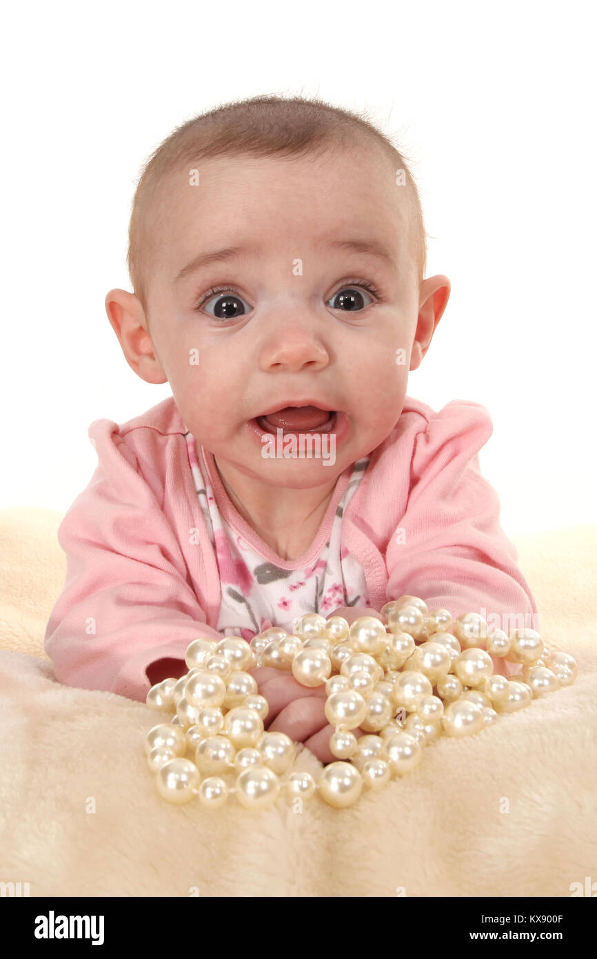 Baby Mädchen spielen auf Teppich mit Perlen, der kindlichen Entwicklung und Spielen Stockfoto