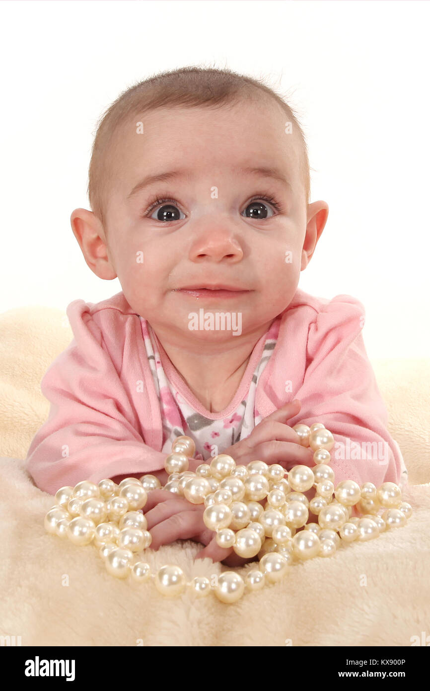 Baby Mädchen spielen auf Teppich mit Perlen, der kindlichen Entwicklung und Spielen Stockfoto