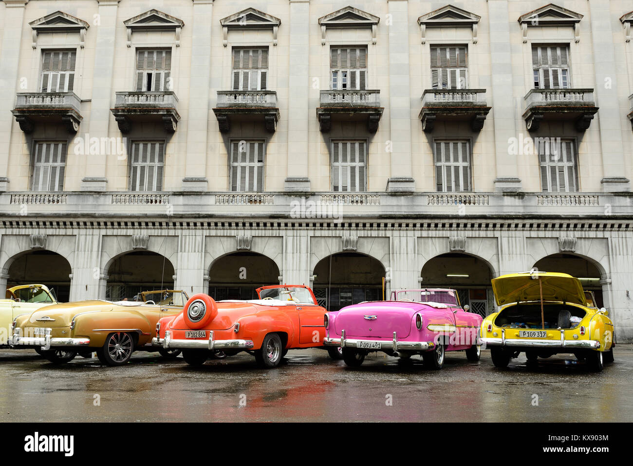 Havanna, Kuba - 10. Dezember 2016: alte amerikanische bunten Wagen dienen als Taxis für Touristen um eine Besuchsmöglichkeit der alten Havanna stehen in den Cent Stockfoto
