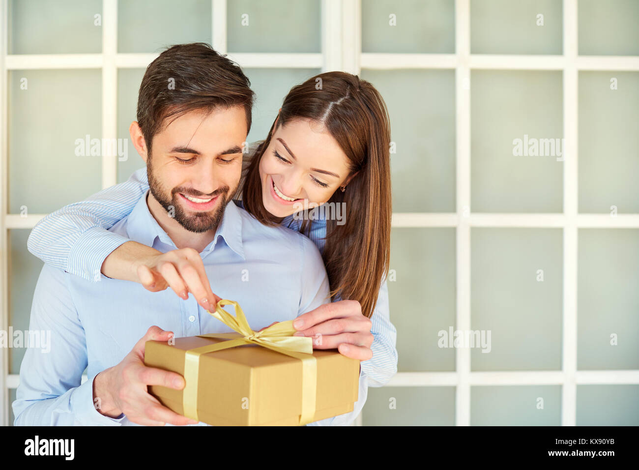 Der Kerl gibt ein Geschenk Box mit seiner Freundin. Stockfoto