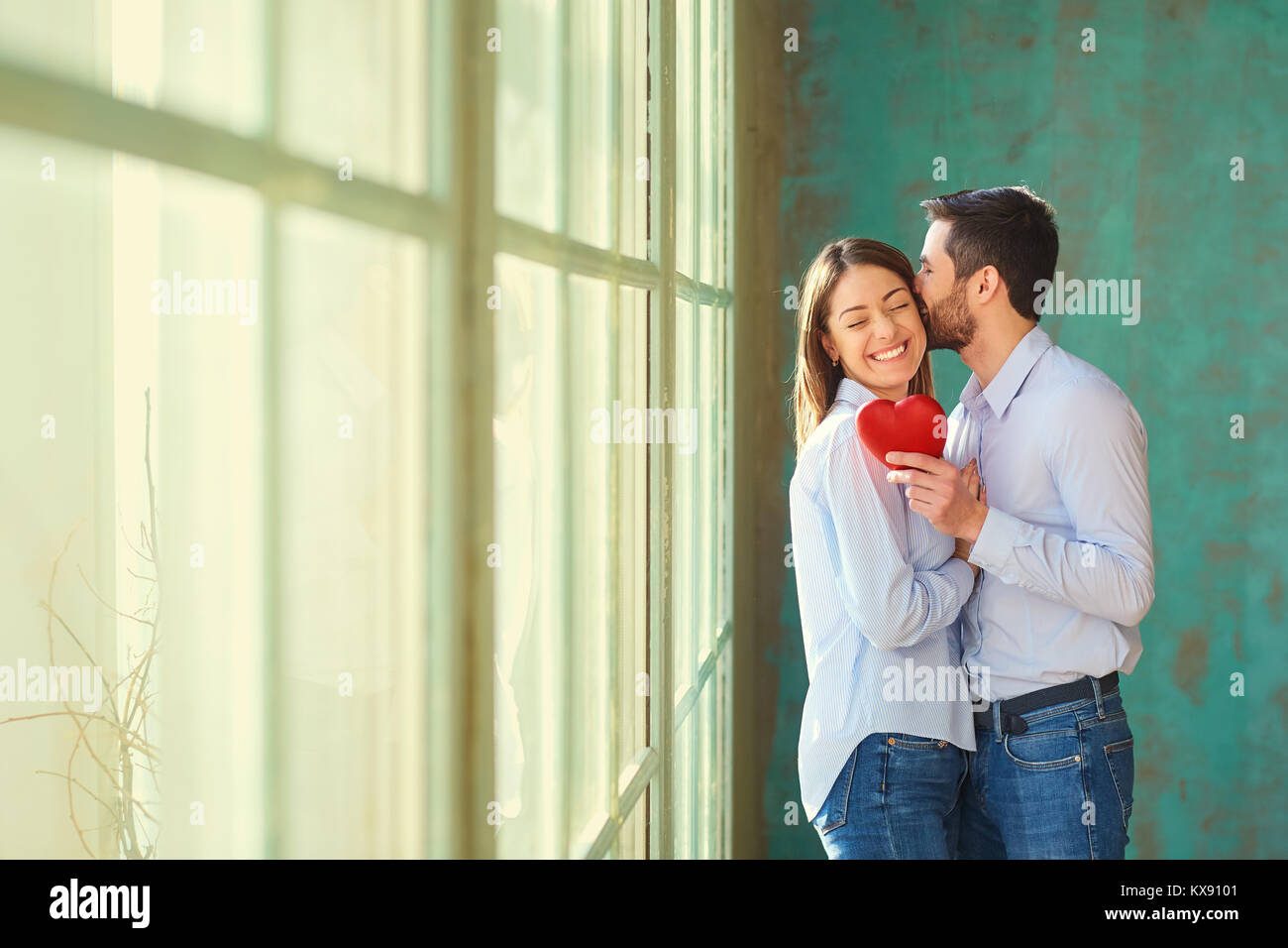 Ein liebevolles Paar mit einem roten Herzen Lächeln. Stockfoto