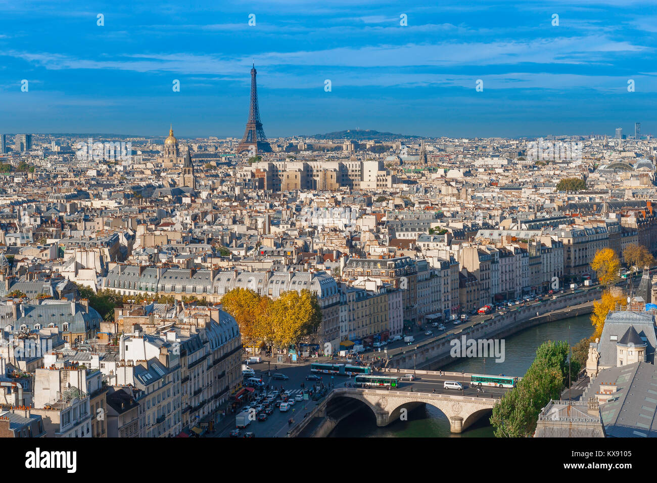 Paris Stadtbild Antenne, Blick nach Westen von Paris über den Dächern der linken Bank gegenüber dem Eiffelturm auf die Skyline der Stadt, Frankreich. Stockfoto