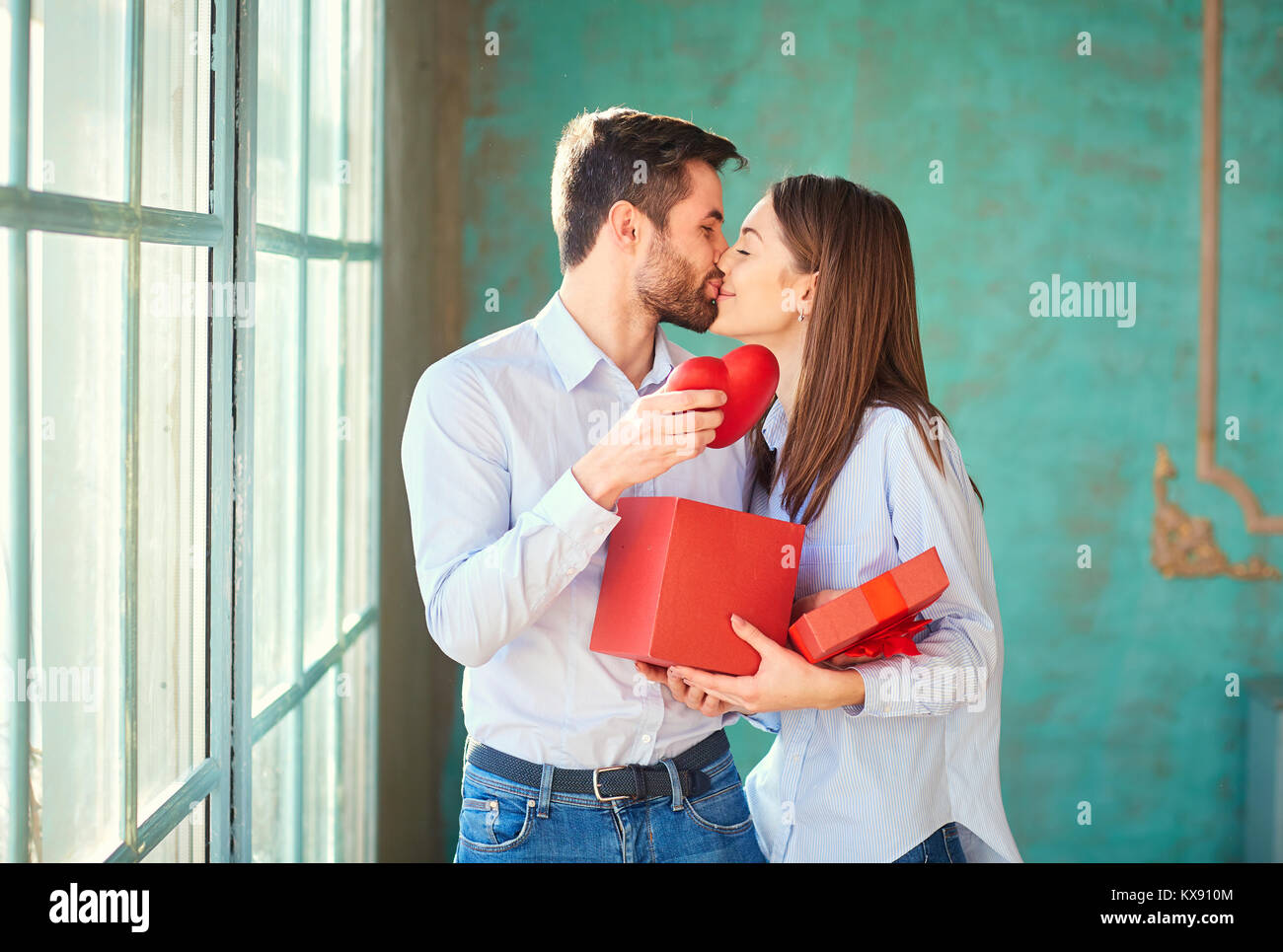 Der Kerl gibt ein Geschenk Box mit seiner Freundin. Stockfoto