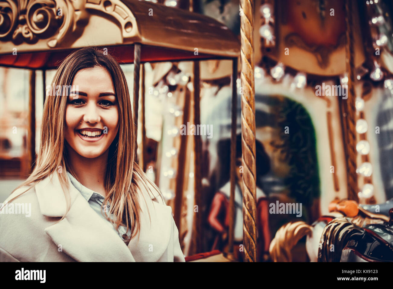 Close up Portrait Of Happy hübsches Mädchen beim Stehen vor der Karussell Stockfoto