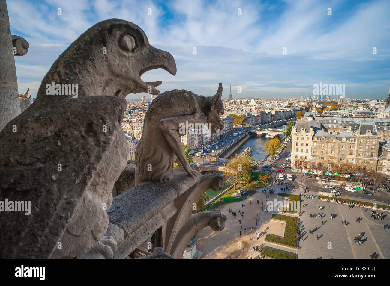 Kathedrale Notre Dame, die erhöhten Blick von der Kathedrale West Tower Galerie eines gargoyle und ein Adler mit Blick auf die Stadt Paris, Frankreich. Stockfoto