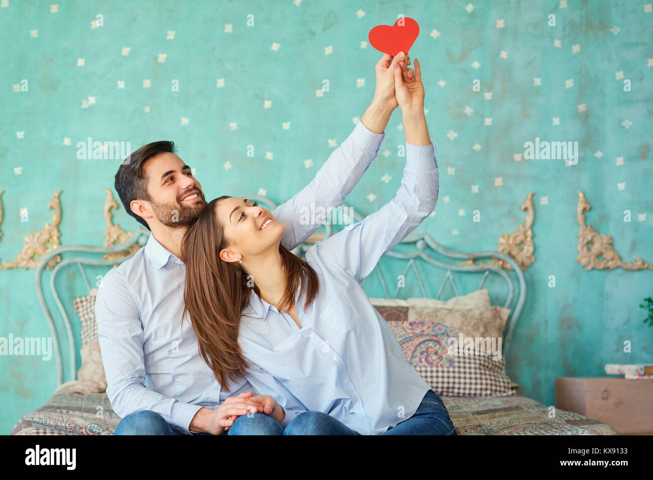 Ein liebevolles Paar mit einem roten Herzen. Stockfoto