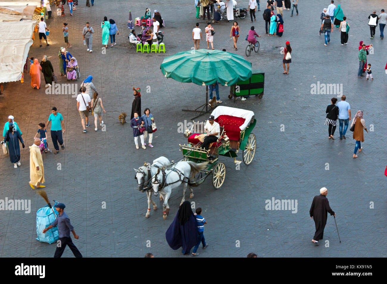 Pferdekutschen warten auf Touristen, Djemaa el Fna Marktplatz, Marrakesch, Marokko Stockfoto