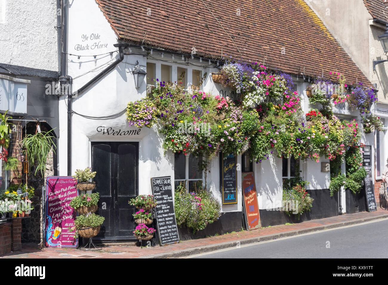 16. jahrhundert Ye Olde Pub Black Horse, High Street, Rottingdean, East Sussex, England, Vereinigtes Königreich Stockfoto
