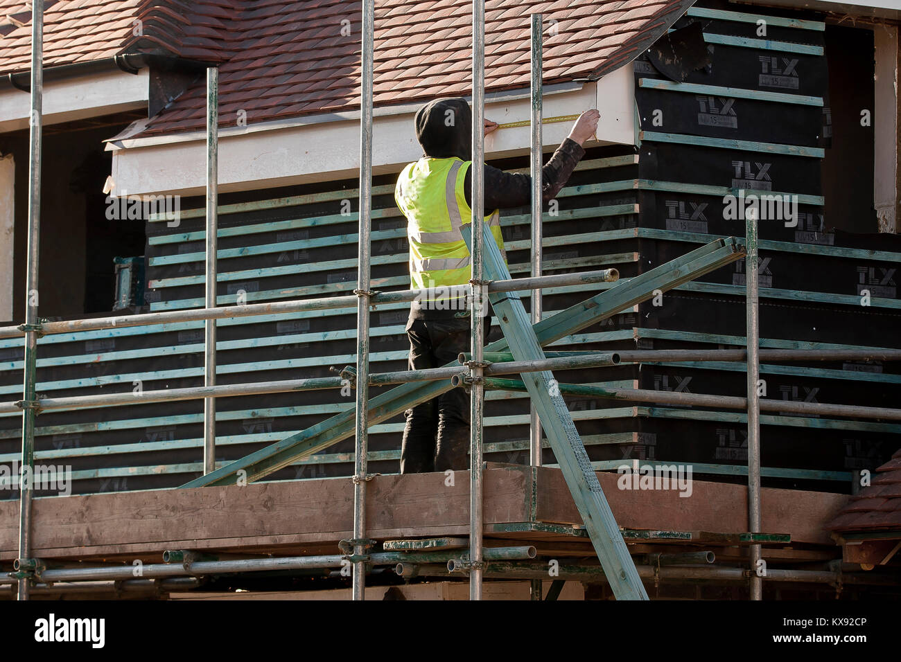 Der Bau von neuen Häusern auf einer Entwicklung in der Nähe von Gatwick Airport, Horley, Surrey. Stockfoto