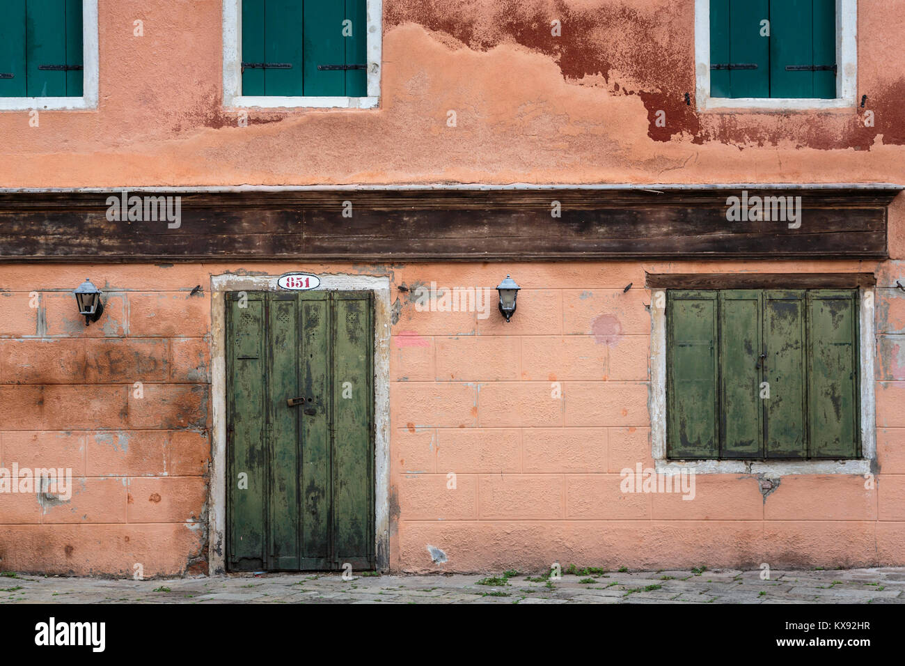 Gebäude, Tür- und Fensterläden an einem kleinen Kanal in Veneto, Venedig, Italien, Europa. Stockfoto