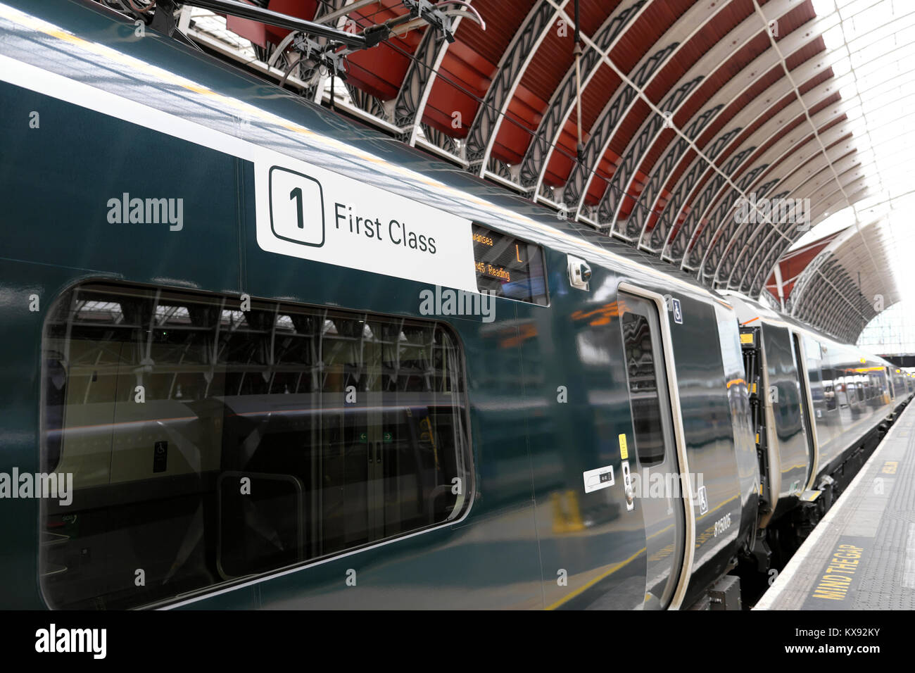 GWR Klasse 800 Bahn Erste Klasse Zeichen auf Schlitten an der Paddington Station Plattform in London England UK Oktober 2017 KATHY DEWITT Stockfoto