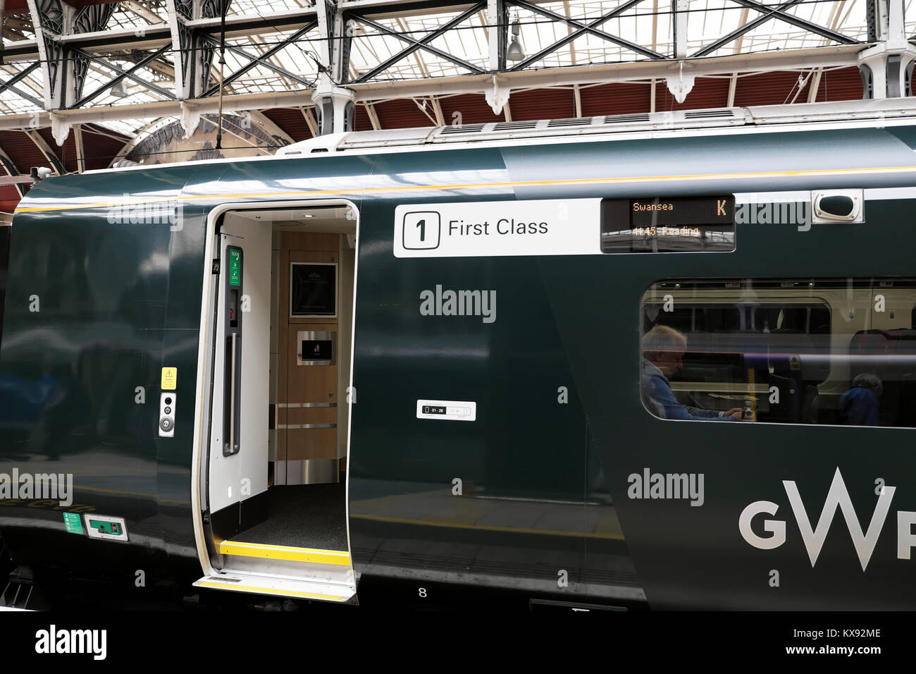 GWR Klasse 800 Bahn Erste Klasse Zeichen auf Schlitten an der Paddington Station Plattform in London England UK Oktober 2017 KATHY DEWITT Stockfoto