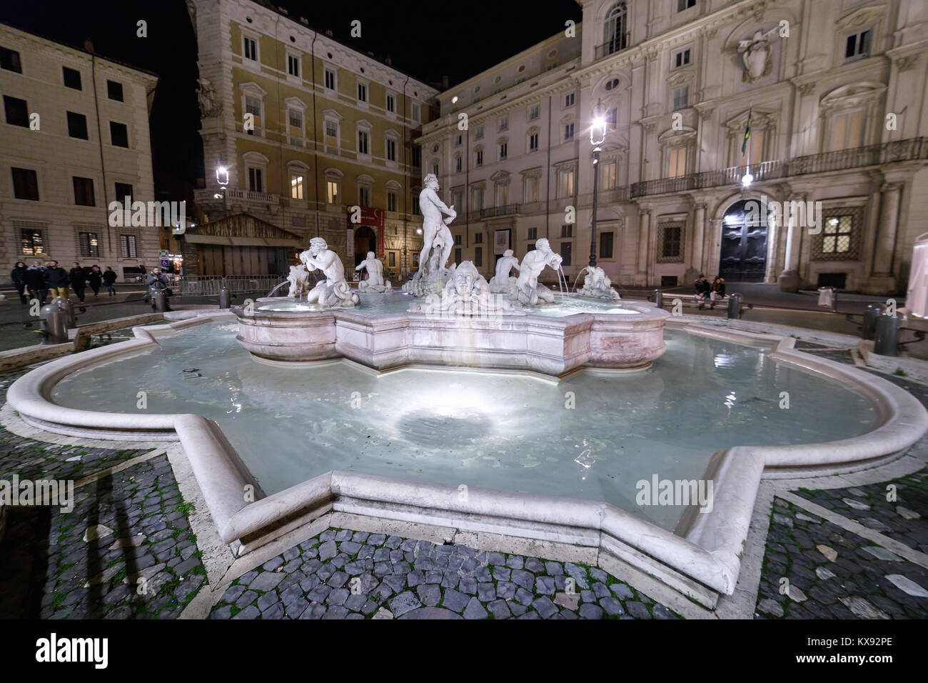 Rom, Italien, 23. Dezember 2017: Die Fontana del Moro in der Piazza Navona, eine der drei monumentalen Brunnen der Piazza. Es war auf der Ba gebaut Stockfoto