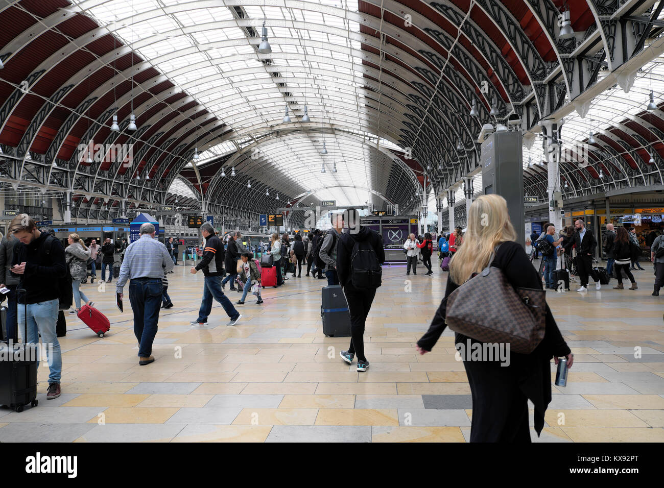 Menschen, die auf den Zug warten, reisen auf der Bahnhofskonbahn mit Gepäck an der Paddington Station Blick auf das Dach in London England Großbritannien KATHY DEWITT Stockfoto