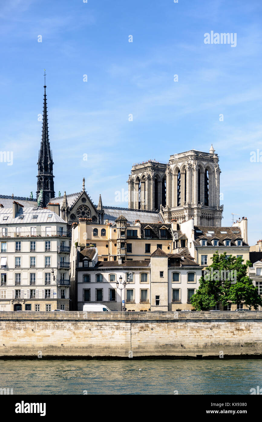 Blick auf die Kathedrale Notre-Dame de Paris auf der Ile de la Cite mit mittelalterlichen und Haussmann-gebäude Gebäude im Vordergrund. Stockfoto