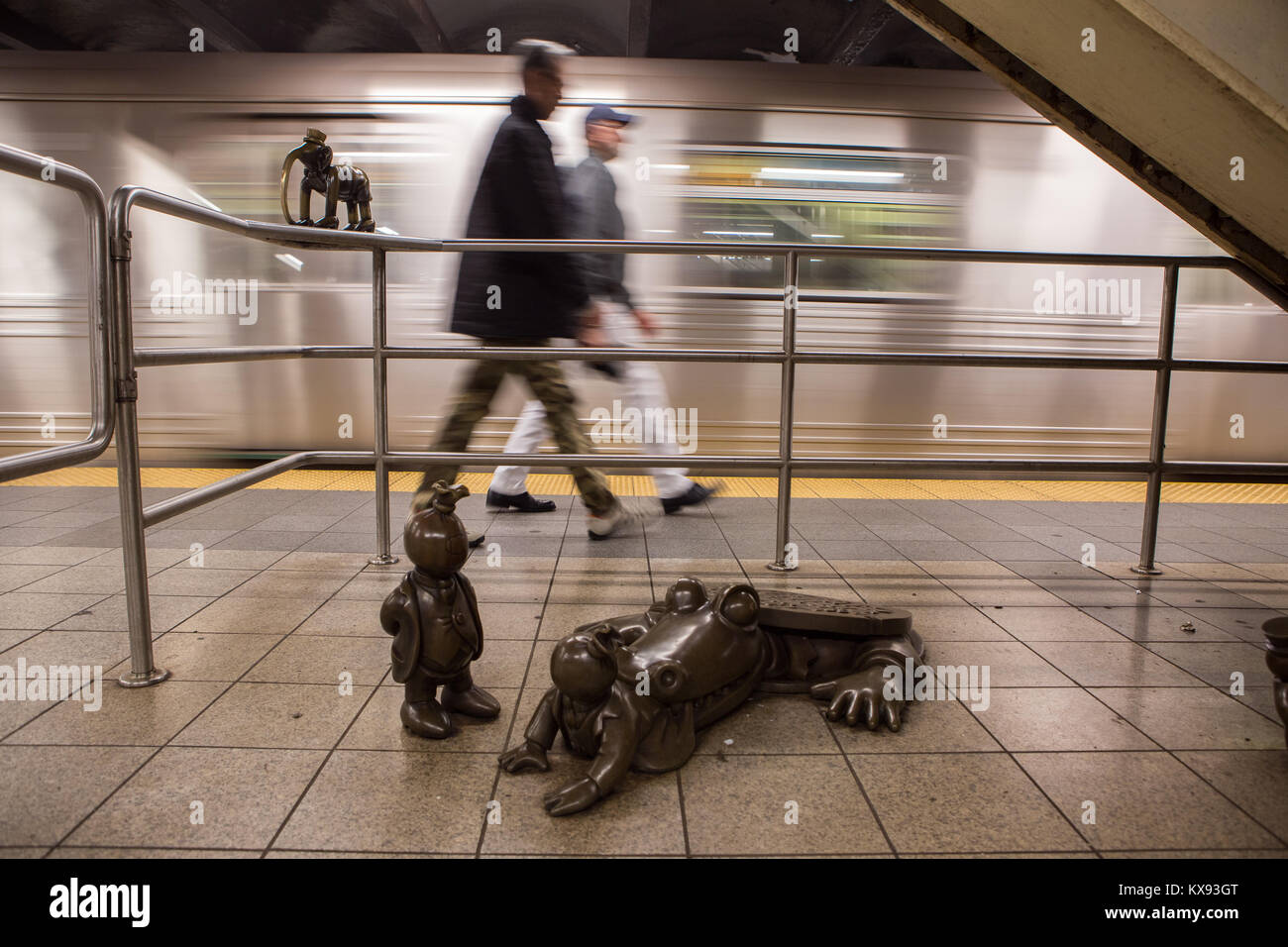 'U-Bahn' ist eine permanente öffentliche Kunstwerk geschaffen von Bildhauer Otterness für die 14. Straße - Eighth Avenue Station von NEW YORK U-Bahn Stockfoto