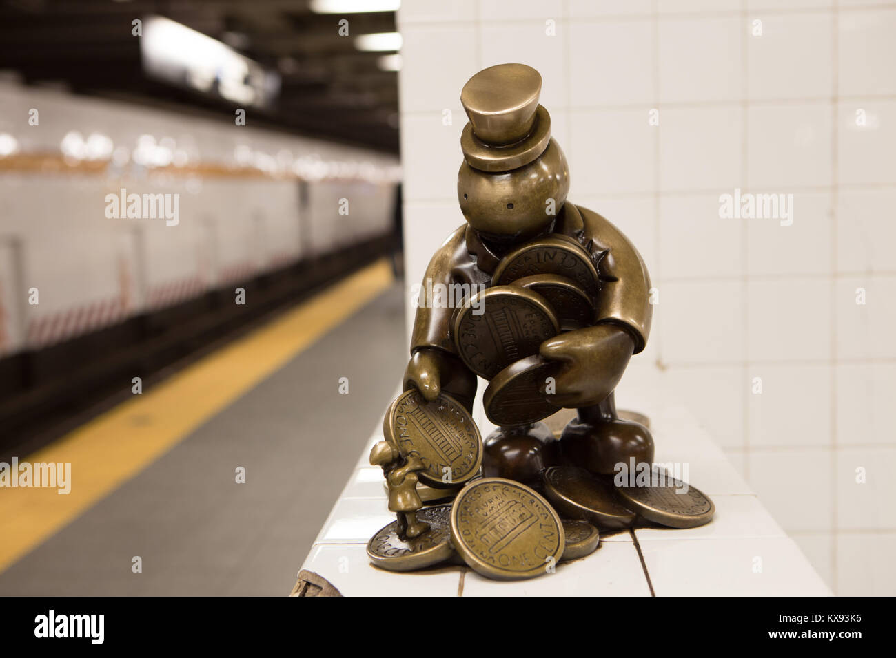 'U-Bahn' ist eine permanente öffentliche Kunstwerk geschaffen von Bildhauer Otterness für die 14. Straße - Eighth Avenue Station von NEW YORK U-Bahn Stockfoto