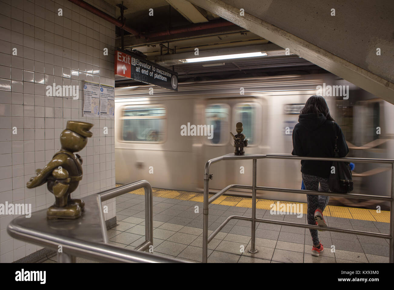 'U-Bahn' ist eine permanente öffentliche Kunstwerk geschaffen von Bildhauer Otterness für die 14. Straße - Eighth Avenue Station von NEW YORK U-Bahn Stockfoto