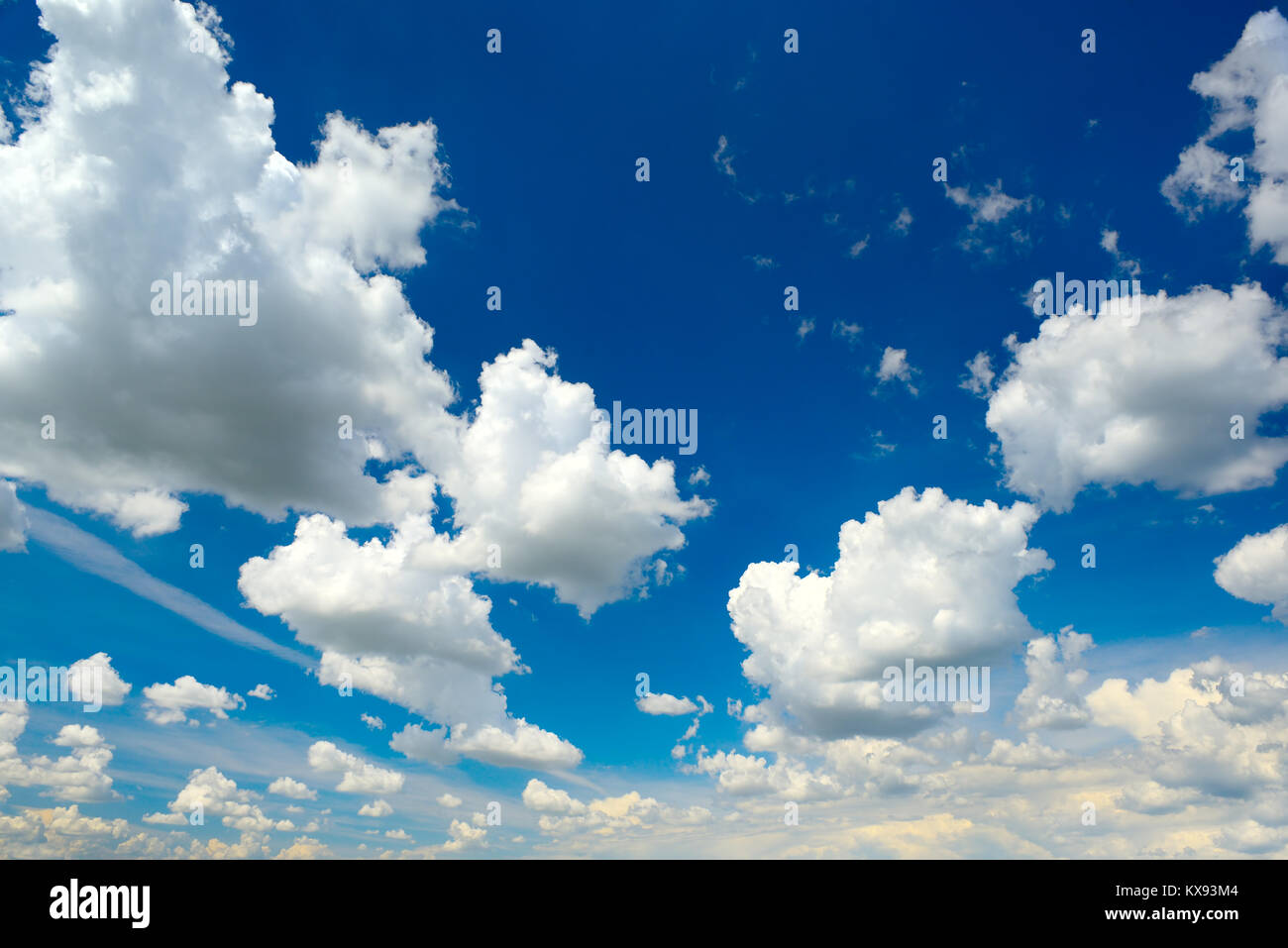 Himmlische Landschaft. Cumulus Wolken im blauen Himmel. Stockfoto