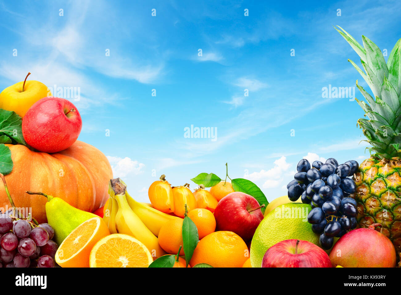 Große Sammlung von Obst und Gemüse auf einem blauen Himmel Hintergrund. Gesundes Essen. Kopieren Sie Platz für Ihren Text. Stockfoto