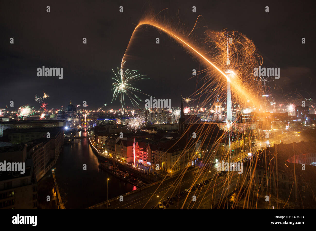 Feuerwerk in der Mitte von Berlin explodieren während der eucharistiefeier Silvester. Das neue Jahr ist in Deutschland im Volksmund als Silvester Party bekannt. Stockfoto