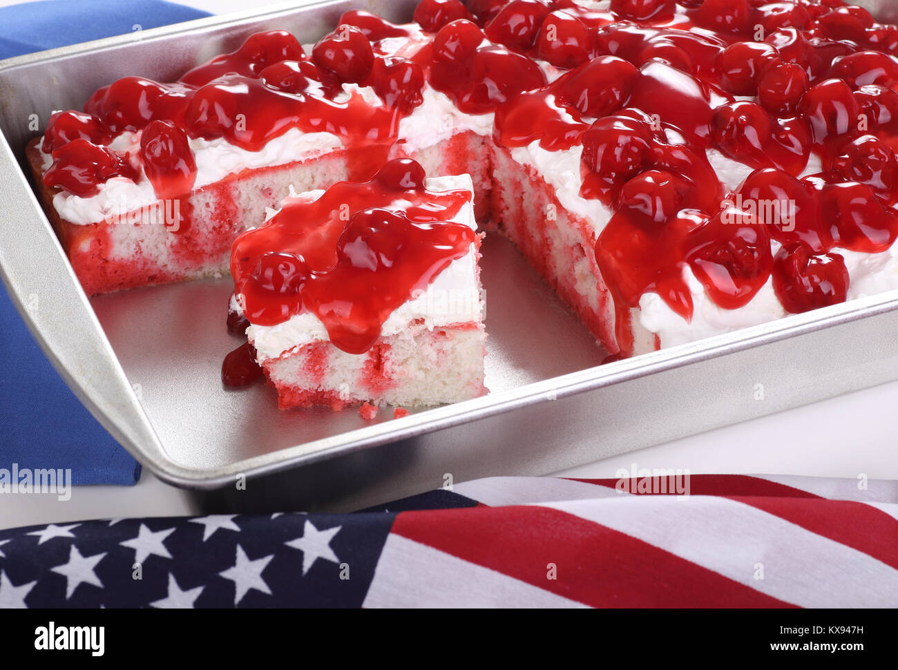Kirschtorte in einer Pfanne mit der amerikanischen Flagge im Vordergrund Stockfoto
