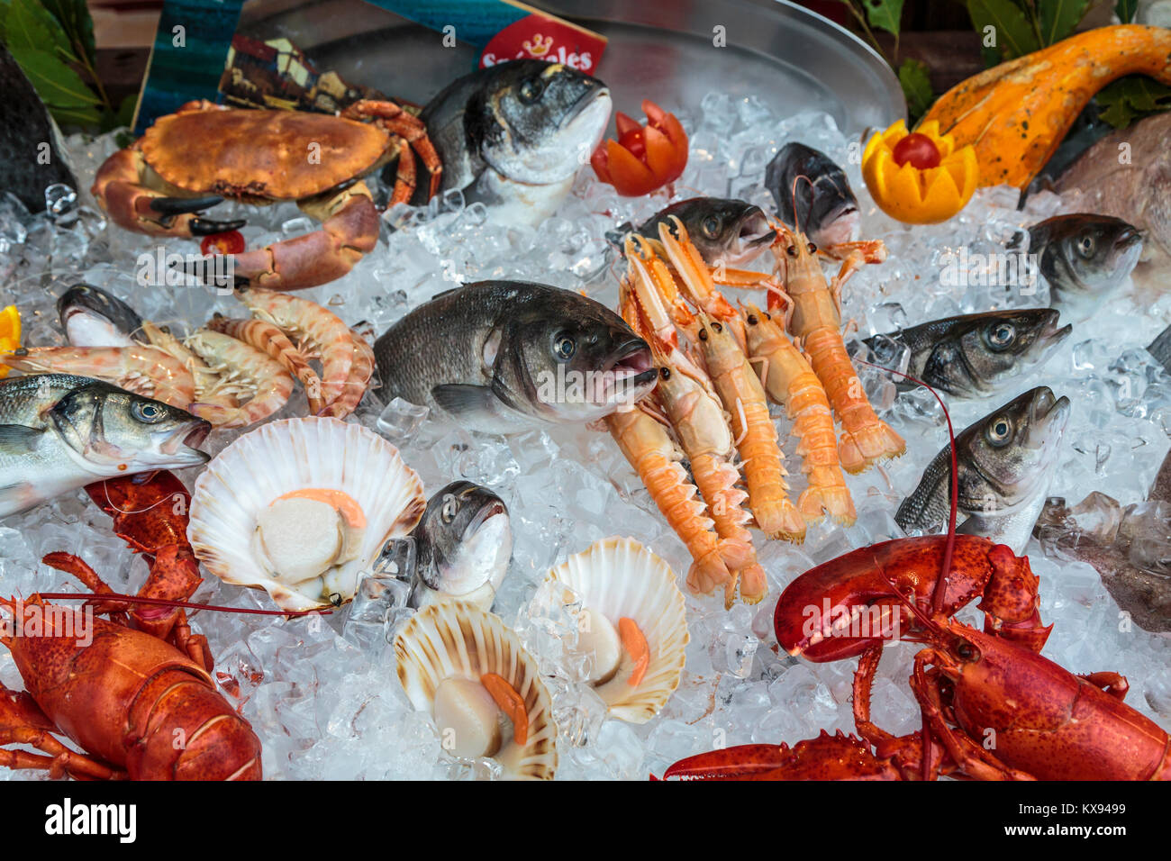 In der Nähe ein Restaurant im Freien, entlang des Canal Grande in Veneto, Venedig, Italien, Europa von einem Fisch anzeigen. Stockfoto