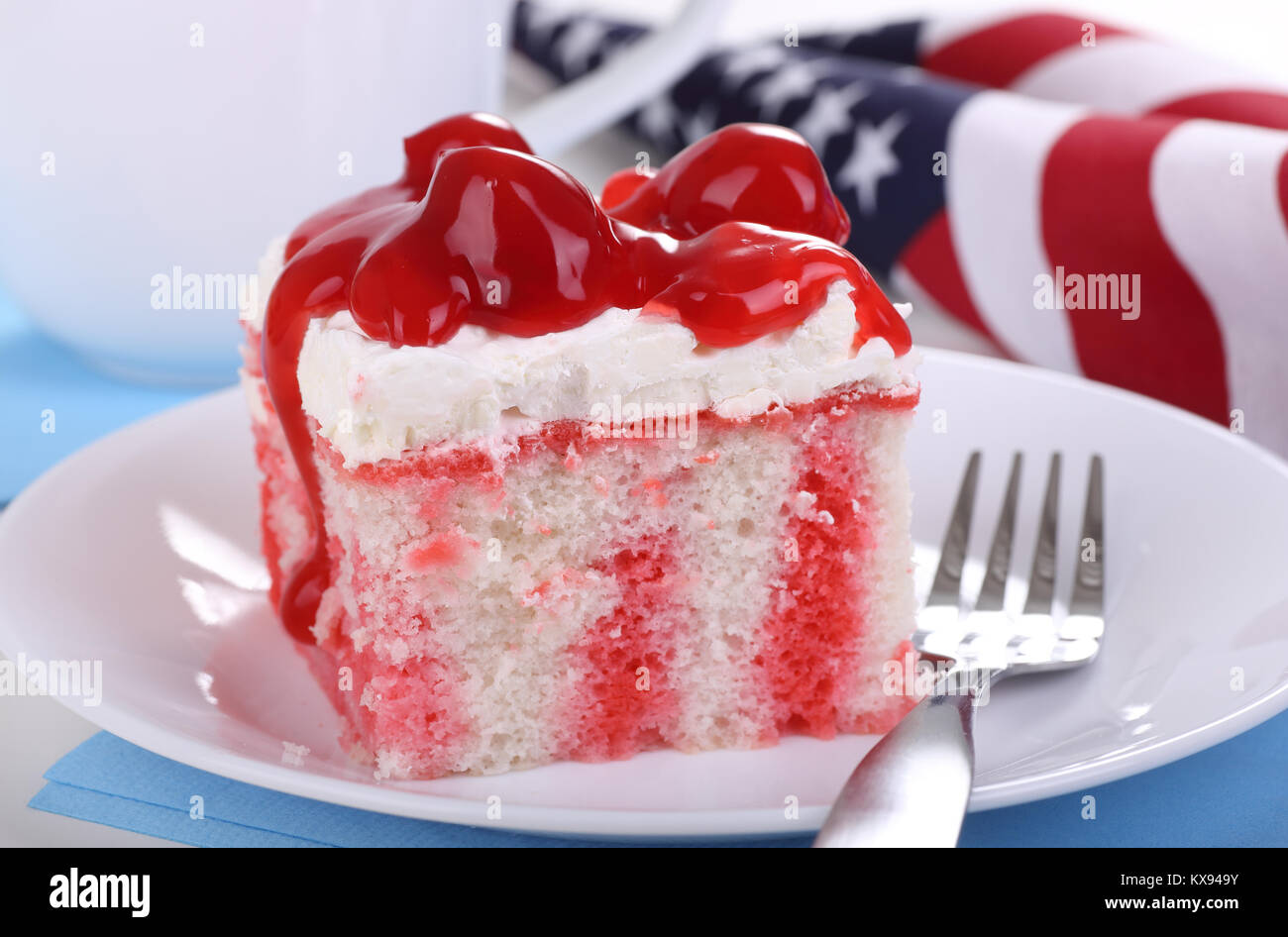 Rote und weiße Kuchen auf eine weiße Platte mit blauen Servietten und Amerikanische Flagge im Hintergrund Stockfoto