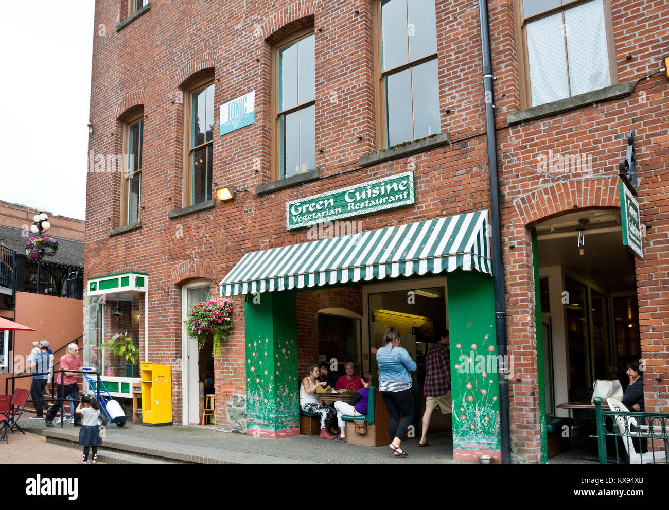 Grüne Küche, ein veganes Restaurant in Victoria, BC, Kanada. Im Innenhof der Marktplatz in der Innenstadt von Victoria. Stockfoto