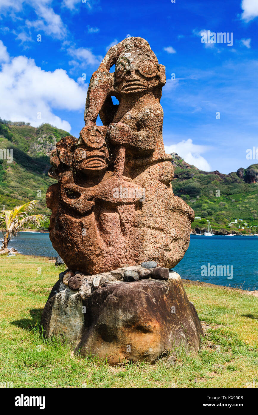 Nuku Hiva, Marquesas-Inseln. Tiki auf die Bucht von Nuku Hiva. Stockfoto