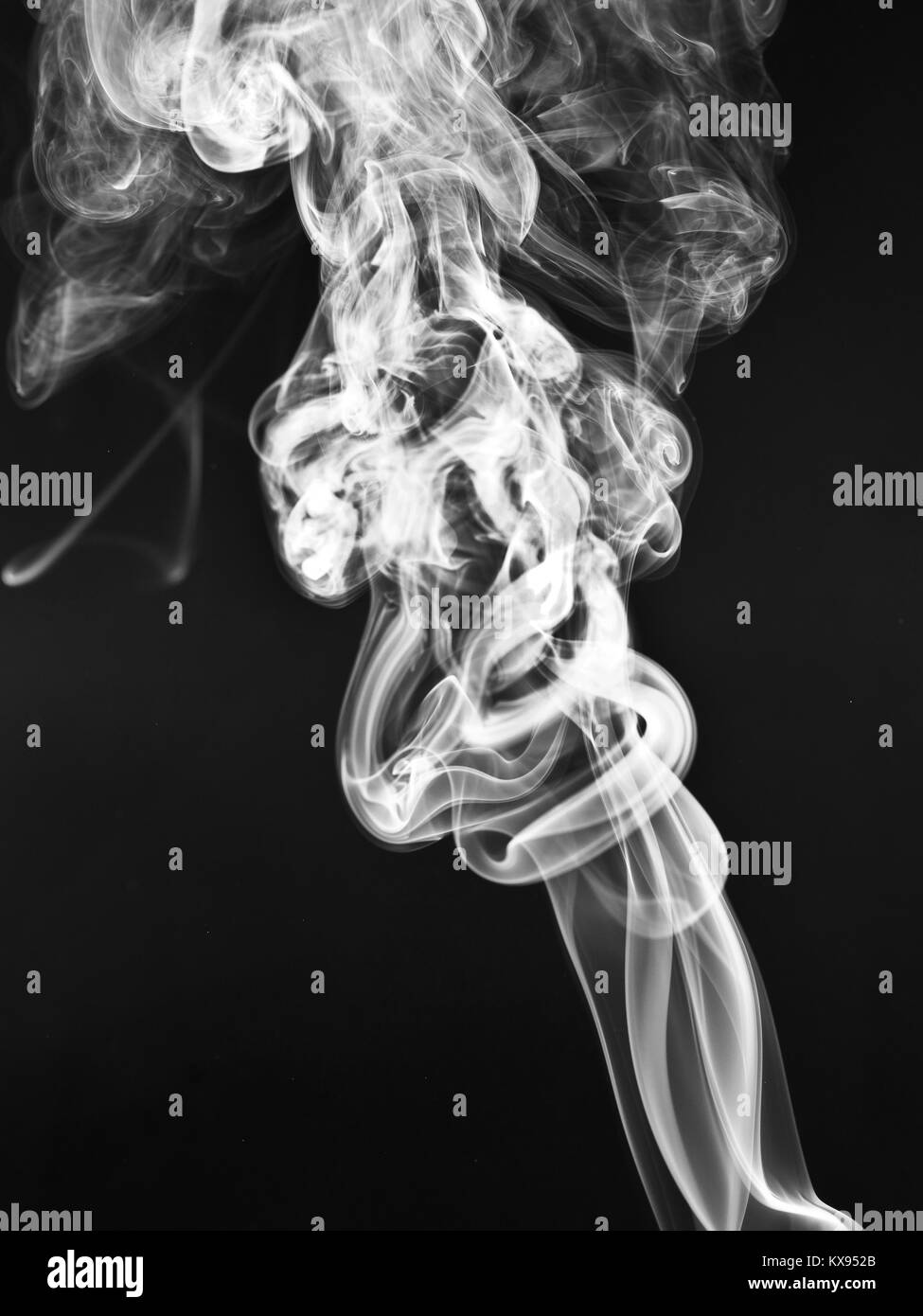 Eine whisp von weißem Rauch gegen den schwarzen Hintergrund Stockfoto