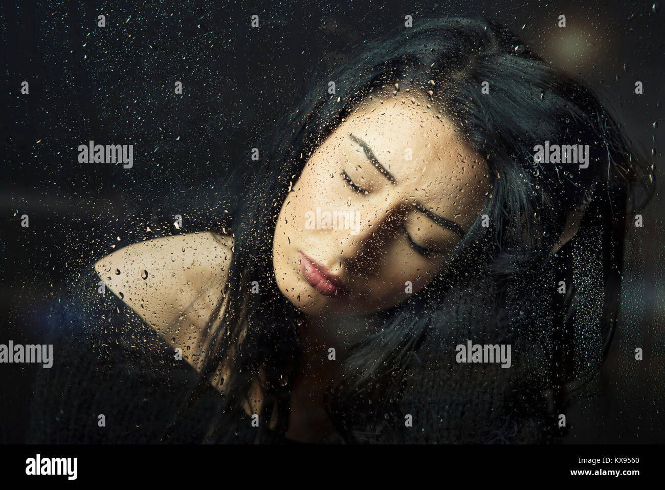 Unglücklich gedrückt traurige Frau Augen tränenreichen Hand in Haar an regnerischen Fenster closeup filmischen Porträt Sitzung geschlossen. Stockfoto