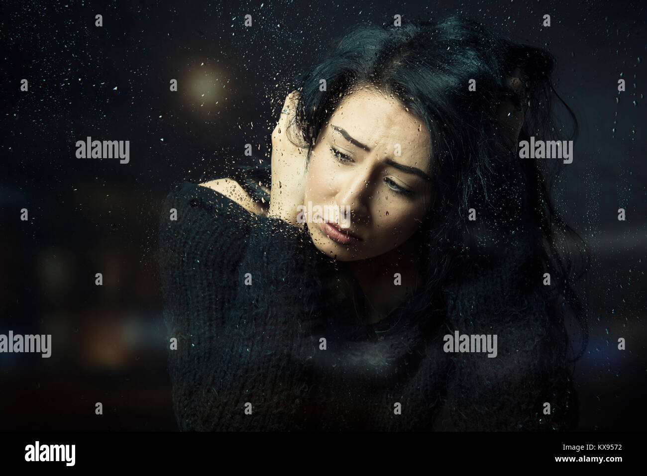 Traurig Traurig deprimiert Frau Hände in Haar worrired sitzen an regnerischen Fenster filmischen Ton Closeup Portrait Stockfoto