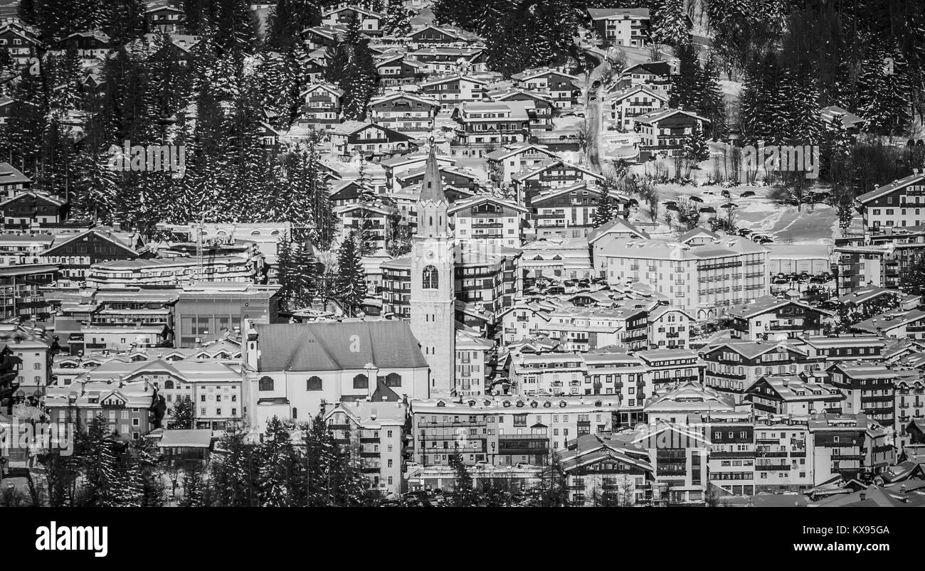 Contrastly schwarz-weiss Bild des Zentrums und der Kirche von Cortina d'Ampezzo, Italien. Stockfoto