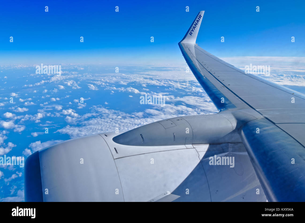 Fenster Ansicht aus einem Ryanair Boeing 737 in großer Höhe Stockfoto