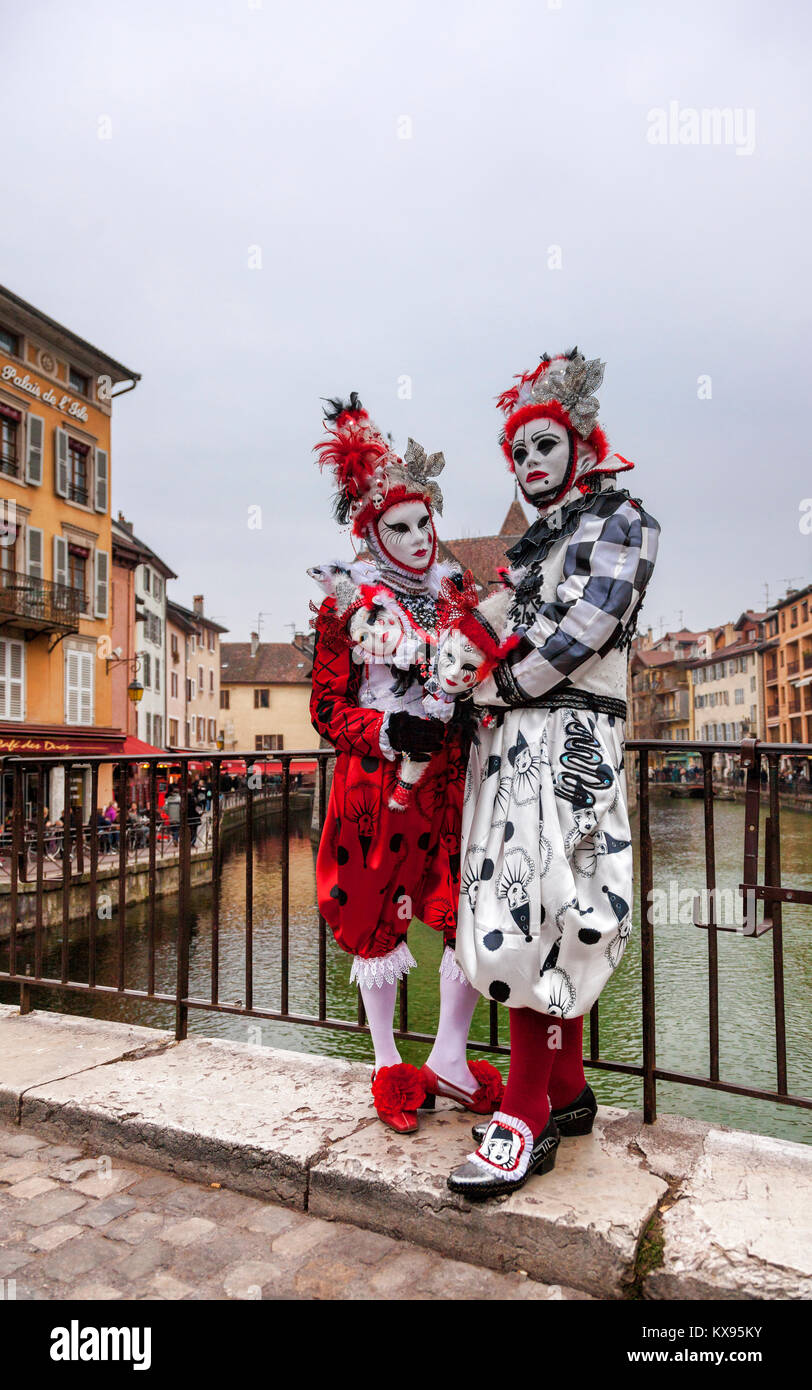 Annecy, France-March 15,2014: ein paar versteckte stellt auf einer Brücke während der annecy Venezianischen Karneval. Jährlich in Annecy, Frankreich ist eine venezianische Carn gehalten Stockfoto