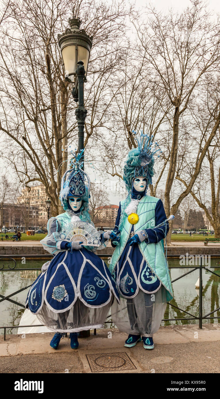 Annecy, France-March 15,2014: Unbekannte verschleierte Paar in der Nähe von einem Kanal während der annecy Venezianischen Karneval posieren. Jährlich in Annecy, Frankreich ist ein statt Stockfoto