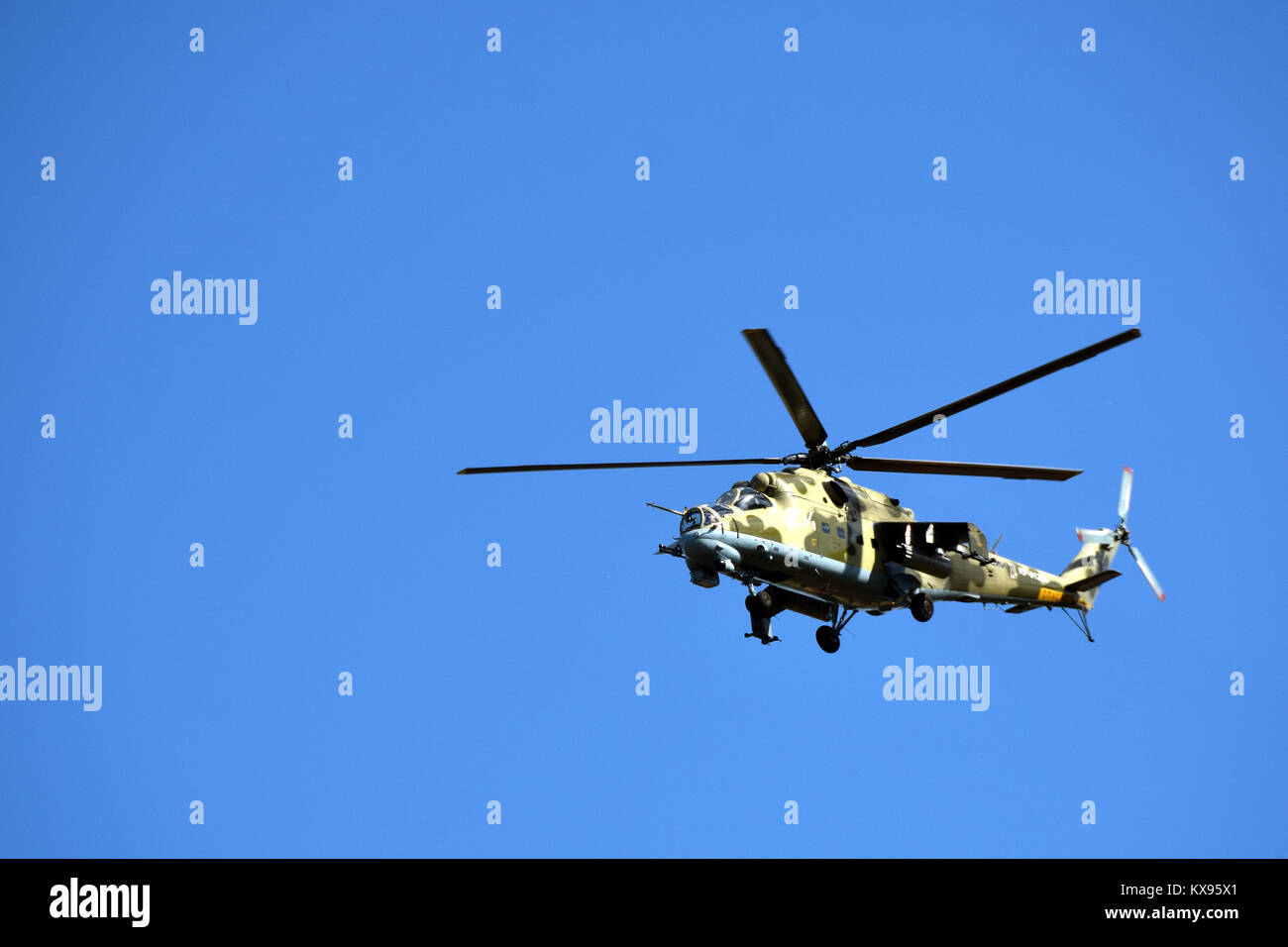 Einem russischen Hubschrauber Mil Mi-24 im Flug in der Nähe der Stadt Syzran, Samara Oblast. Stockfoto