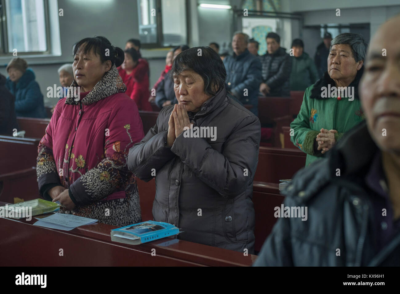 Christmette am Heiligen Herz Jesu Kirche in Housangyu Dorf, 70 km westlich von Peking entfernt, eine der frühesten Kirchen in China. 25-Dez-2017 Stockfoto