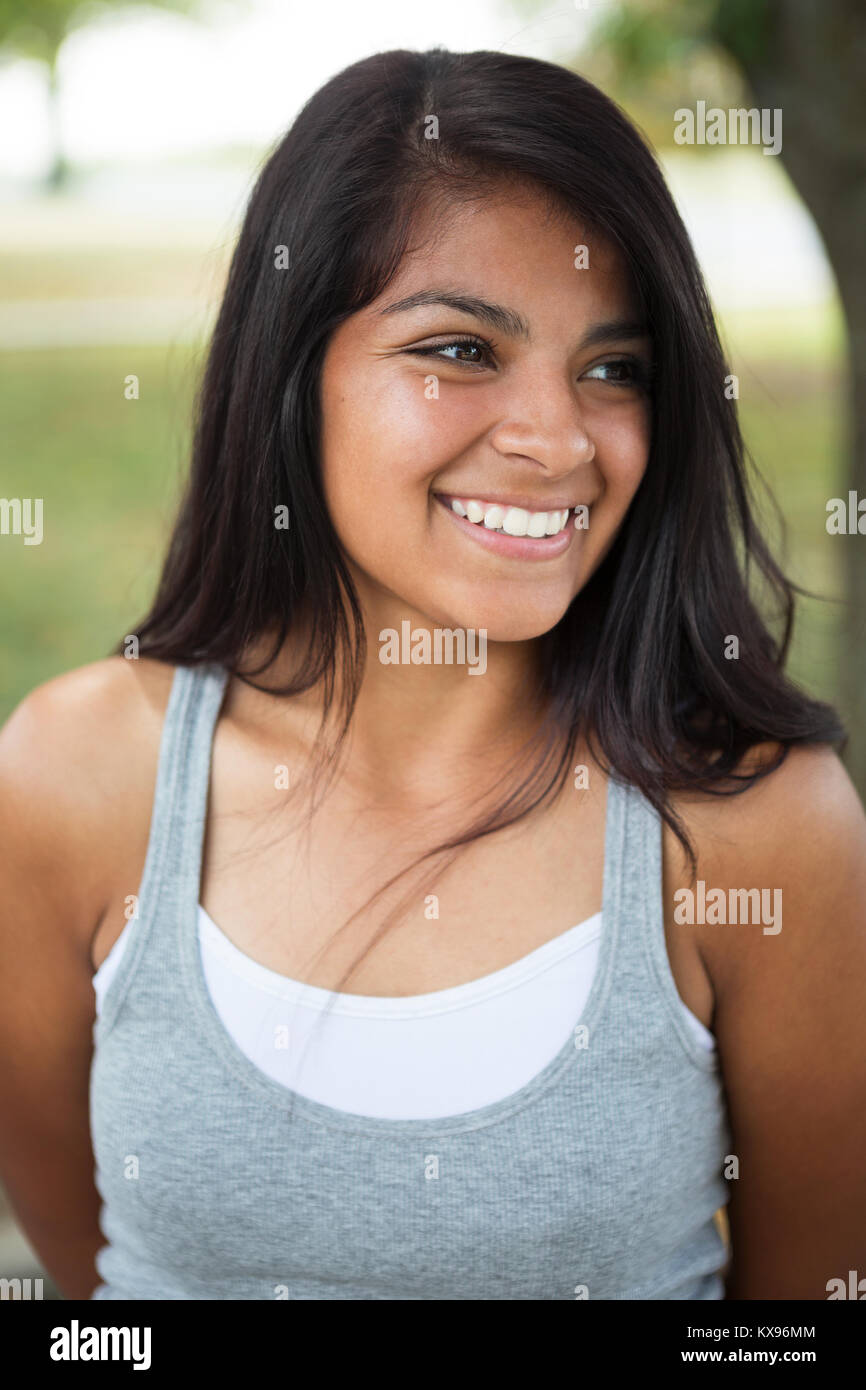 Junge hispanische Mädchen außerhalb lächelnd. Stockfoto