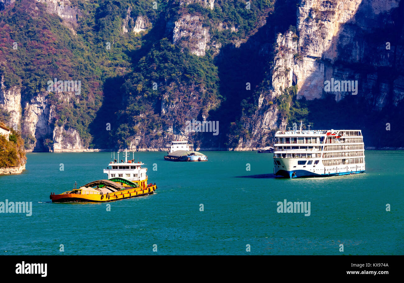 Viel Verkehr am Yangtze Fluss unten Drei-Schluchten-Damm Stockfoto