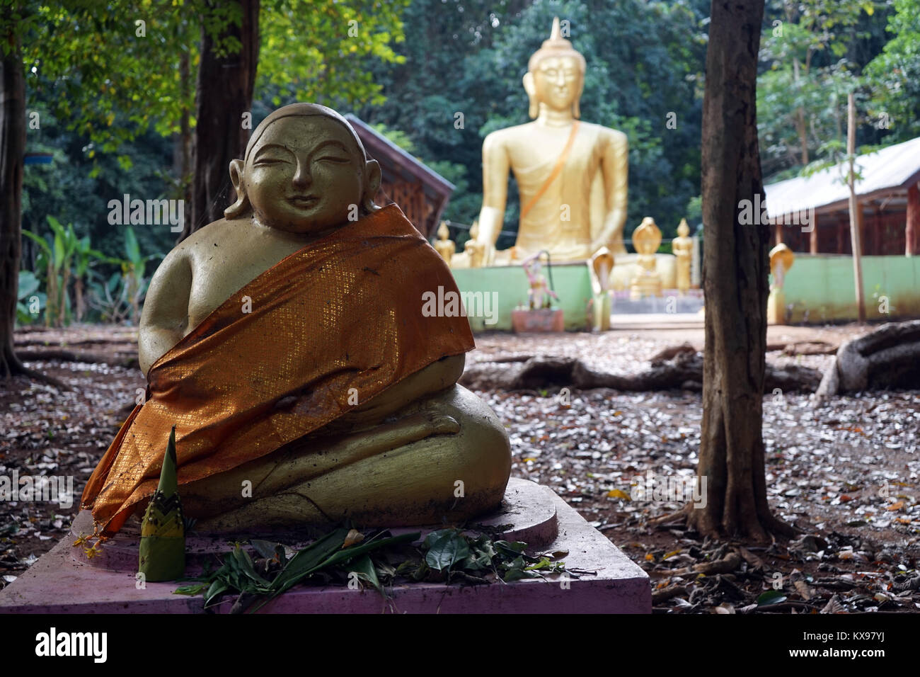 Fat Buddha und Golden Buddha im Wald in Laos. Stockfoto