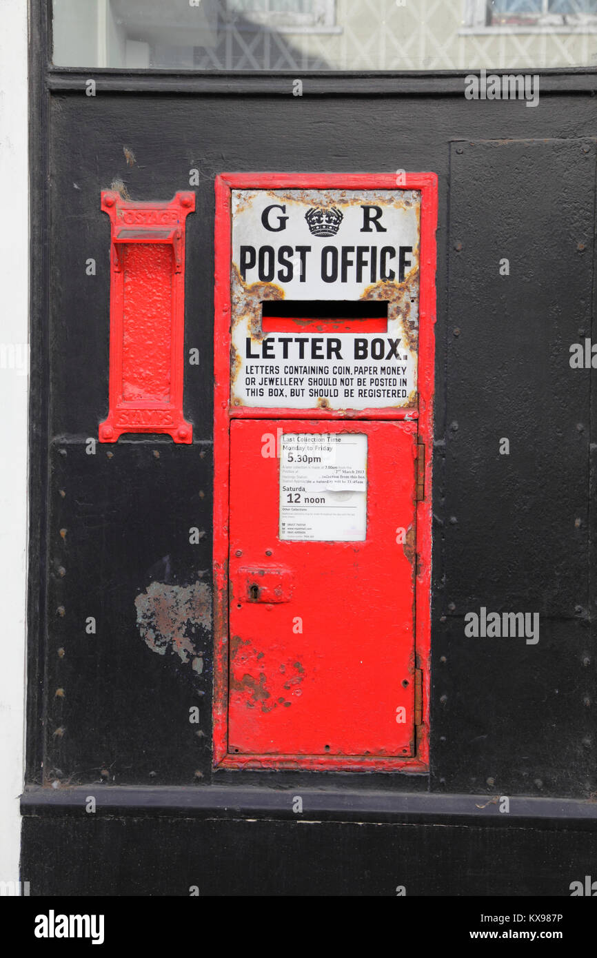 Alt GR Red Letter Box und Stempel Automaten in der Alten Post (jetzt geschlossen) in der Altstadt von Hastings High Street, East Sussex, Großbritannien Stockfoto