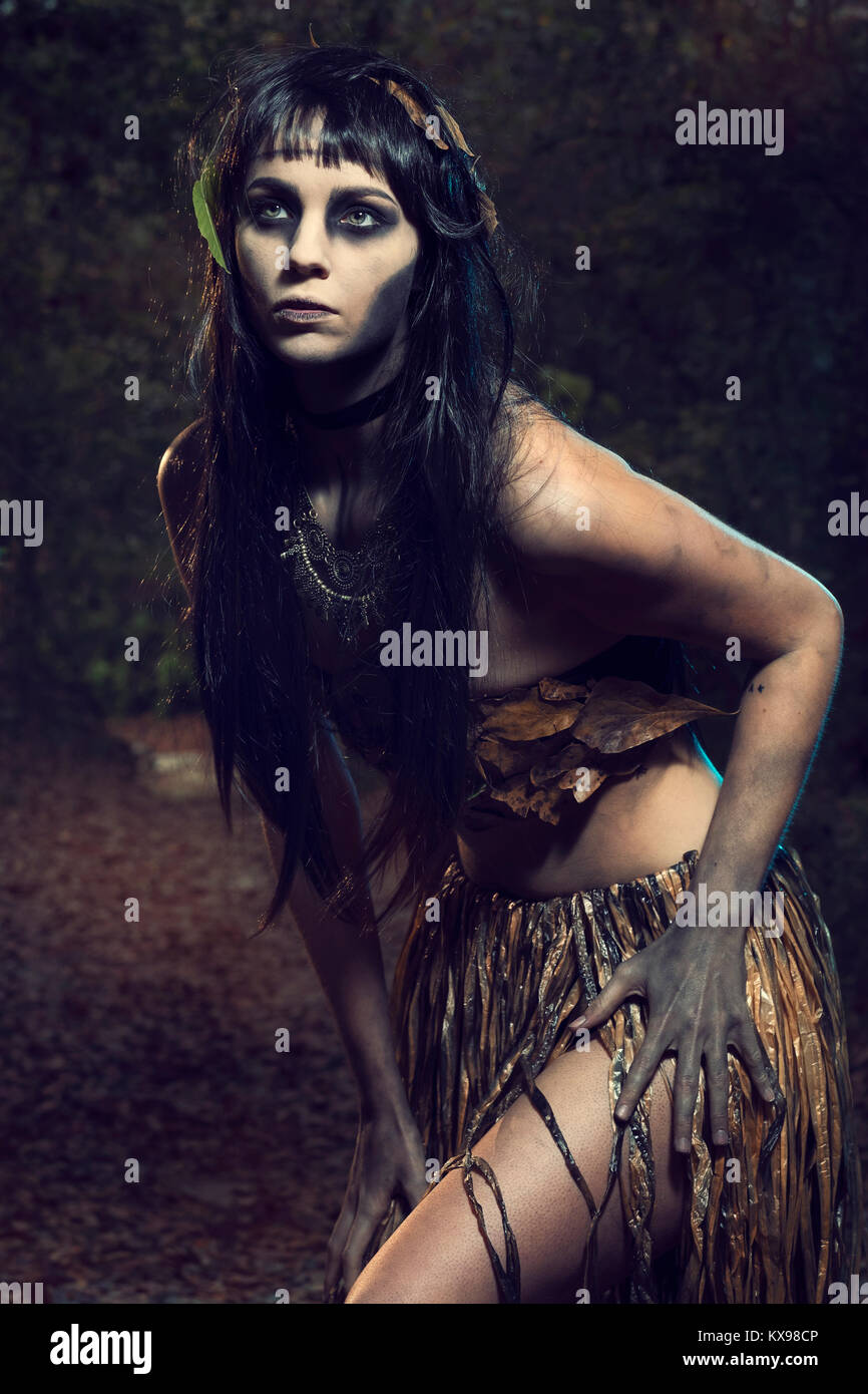 Weibliche Hexe Forrest Göttin im Wald Stockfoto