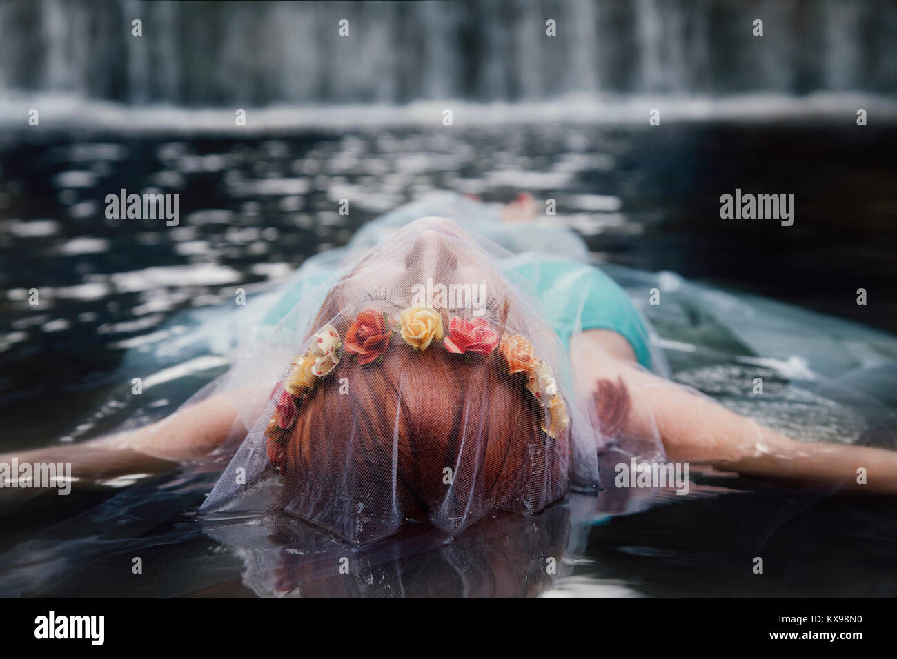 Mädchen schwebend im Wasser Stockfoto