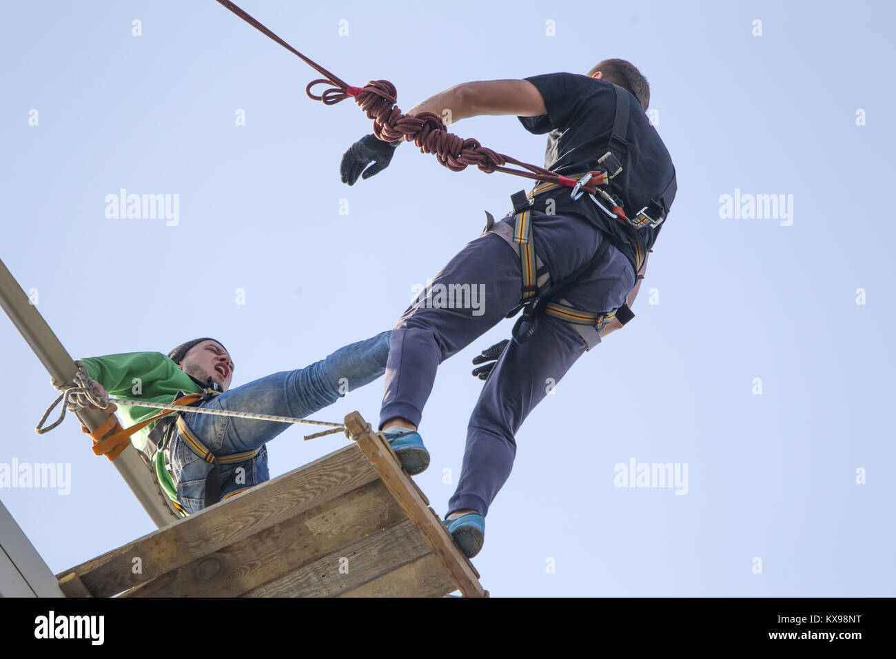 Belarus, Gomel, Mai 01, 2017 mit einem Seil springen. ein Mann schiebt ein anderer Mann von der Brücke. In extremen Sport engagieren. Stockfoto