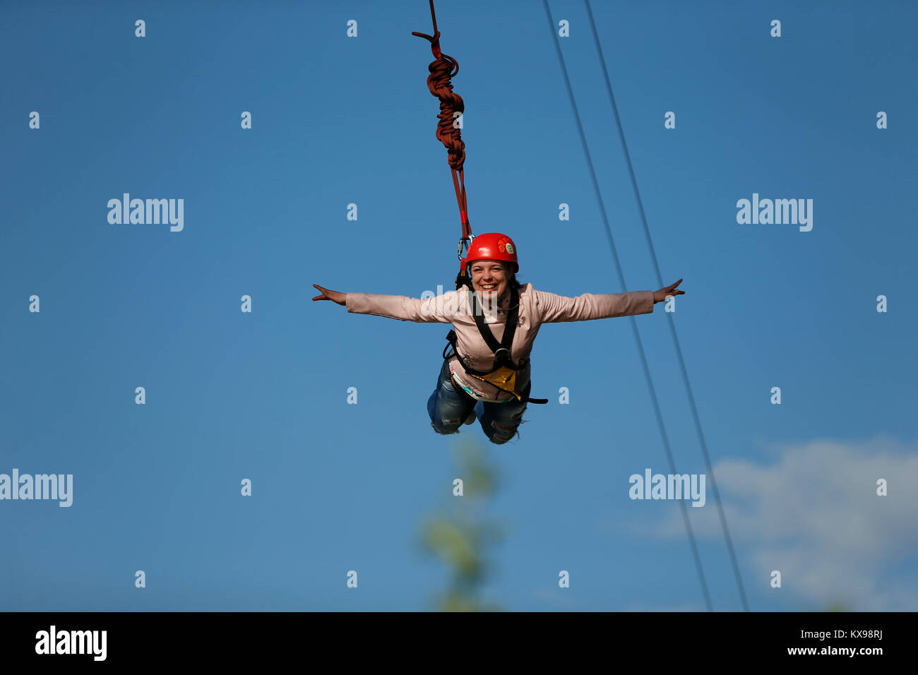 Belarus, Gomel, 01.Mai 2017. Mit einem Seil springen. Das tapfere Mädchen von der Brücke gesprungen und fliegt in den Himmel. in ropejumping. Gefährliche Hobbys Stockfoto
