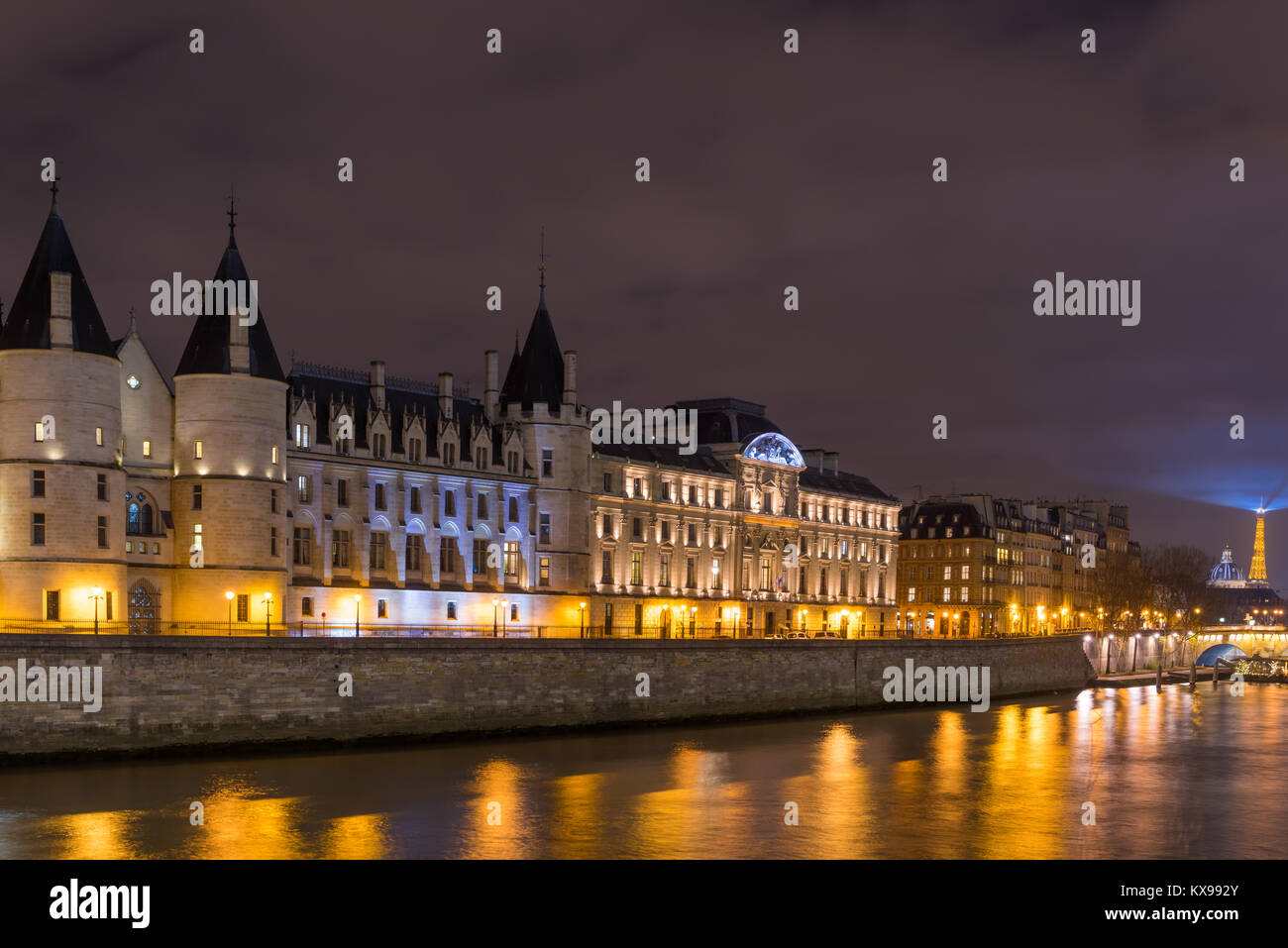 Nacht der Conciergerie Schloss und Pont Notre-Dame Brücke über den Fluss Seine. Schloss Conciergerie ist ein ehemaliges Gefängnis befindet sich auf der Westseite des Zitats Isla Stockfoto