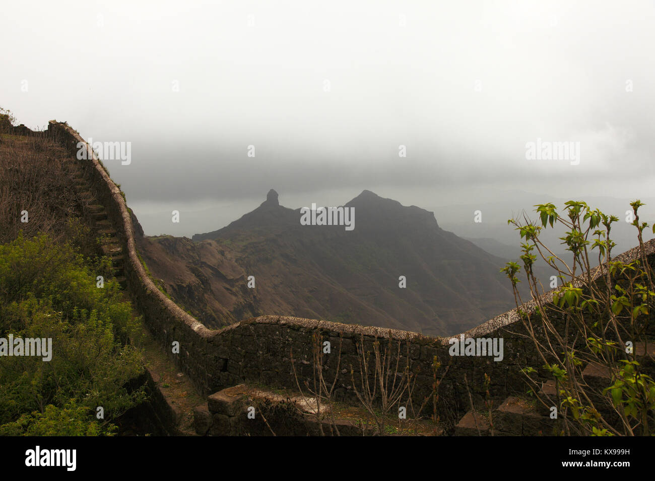 Monsun Landschaften um Torna Fort in der Western Ghats in der Nähe von Pune, Maharashtra, Indien. Stockfoto