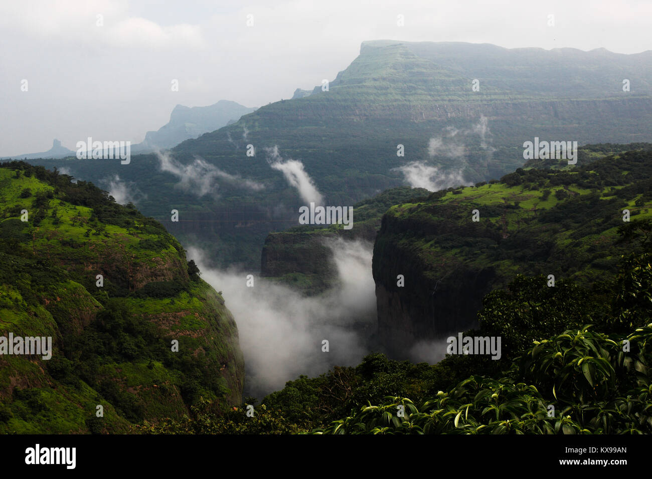 Monsun Landschaften um Tamhini Ghat und Mulshi Verdammung in der Western Ghats von Pune, Maharashtra, Indien. Stockfoto